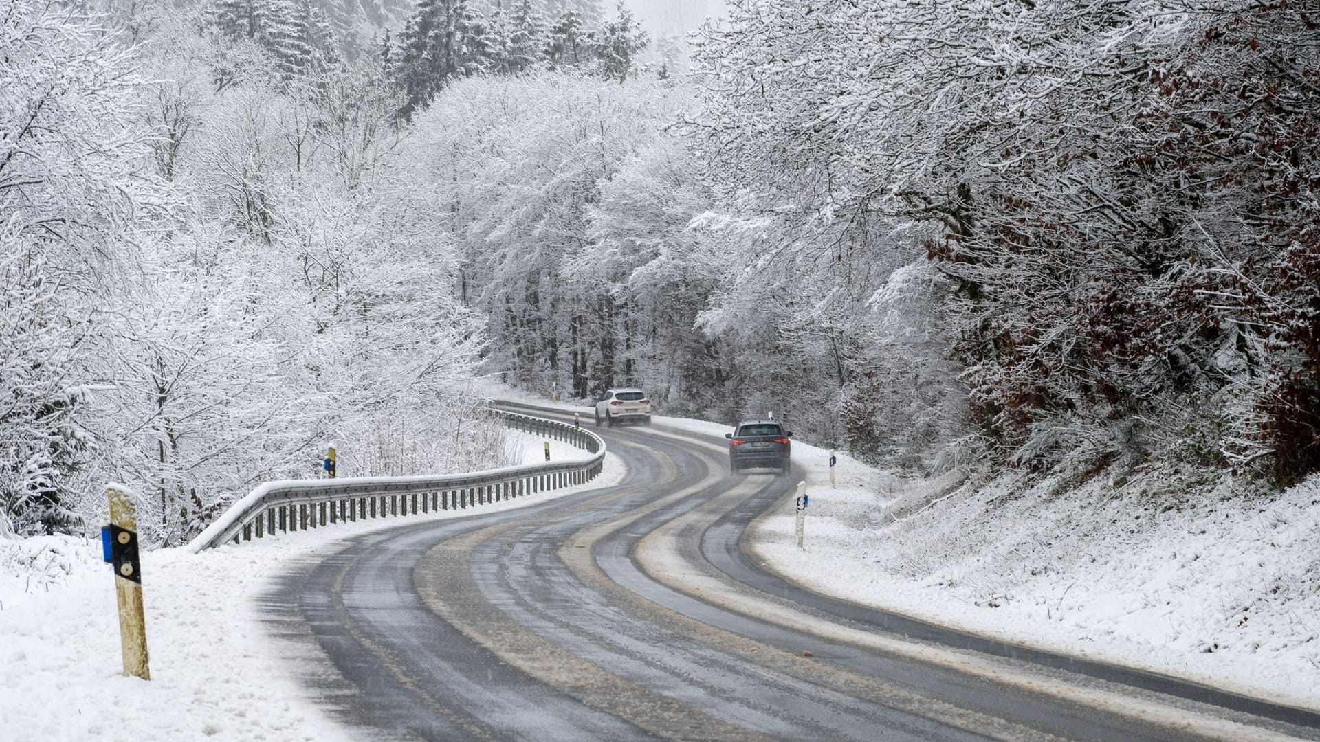 Wetter in Deutschland: Autos fahren auf der L9 durch die verschneite Landschaft bei Philippsweiler in der Eifel. Der Winter hält zu Beginn des neuen Jahres in Deutschland Einzug.