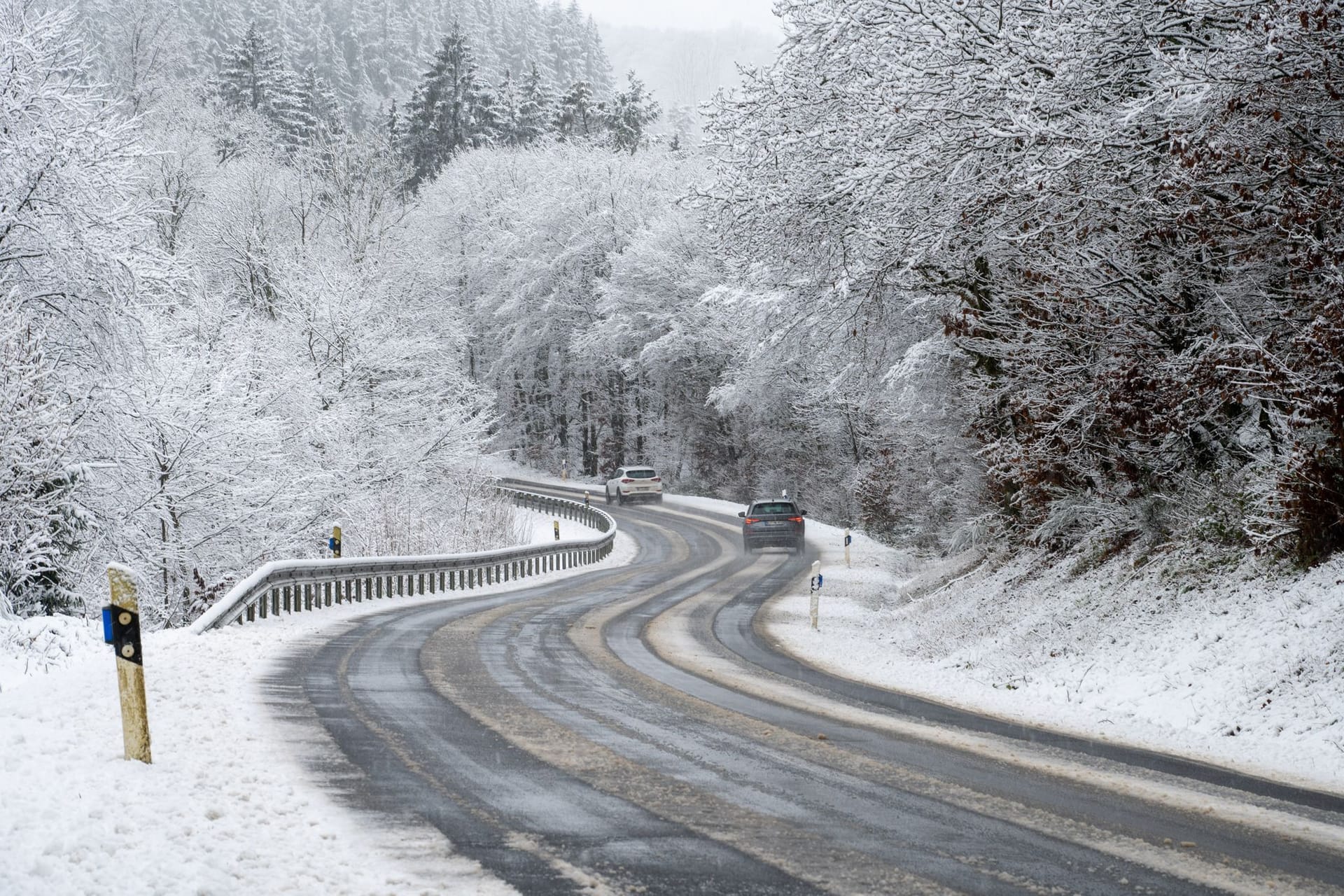 Wetter in Deutschland: Autos fahren auf der L9 durch die verschneite Landschaft bei Philippsweiler in der Eifel. Der Winter hält zu Beginn des neuen Jahres in Deutschland Einzug.