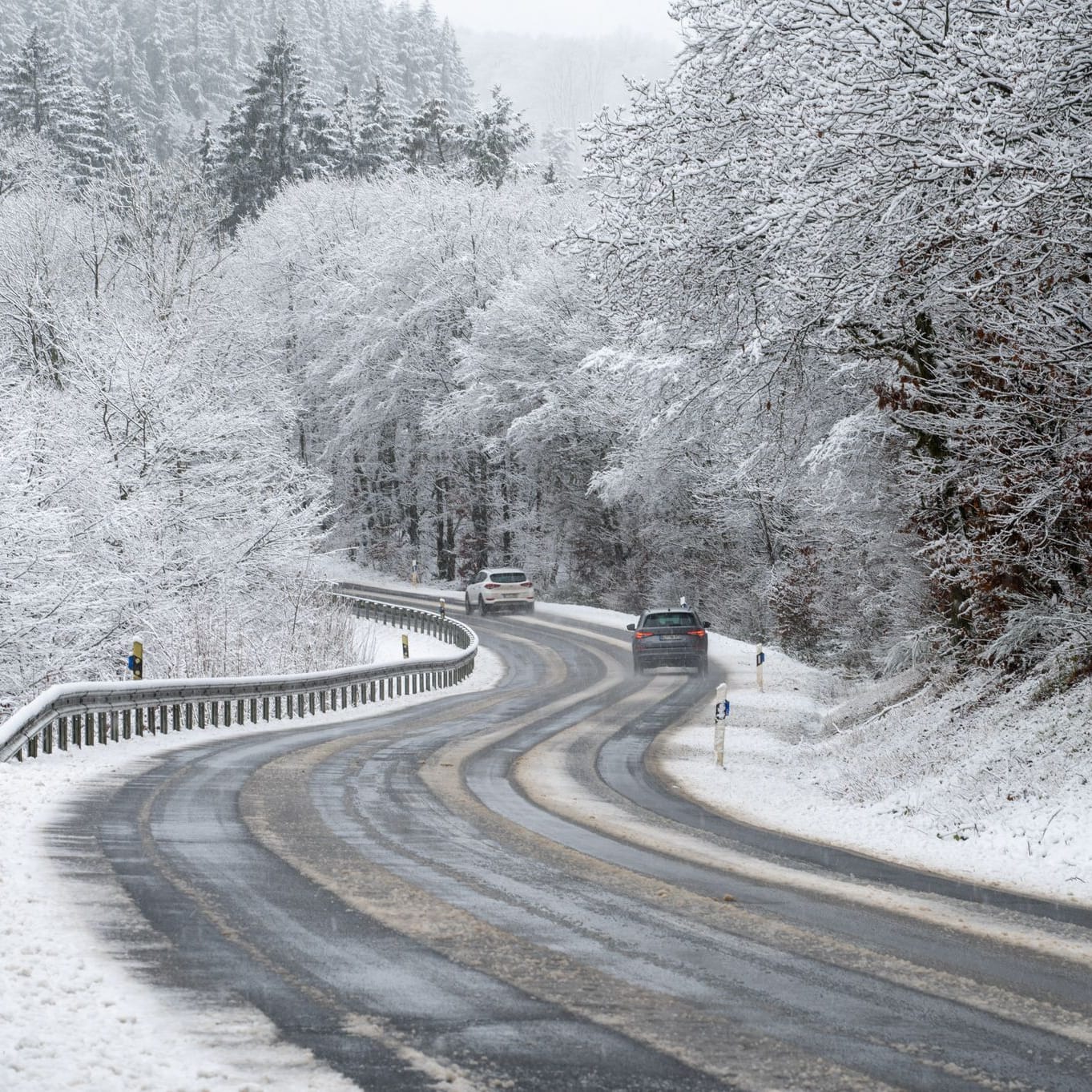 Wetter in Deutschland: Autos fahren auf der L9 durch die verschneite Landschaft bei Philippsweiler in der Eifel. Der Winter hält zu Beginn des neuen Jahres in Deutschland Einzug.