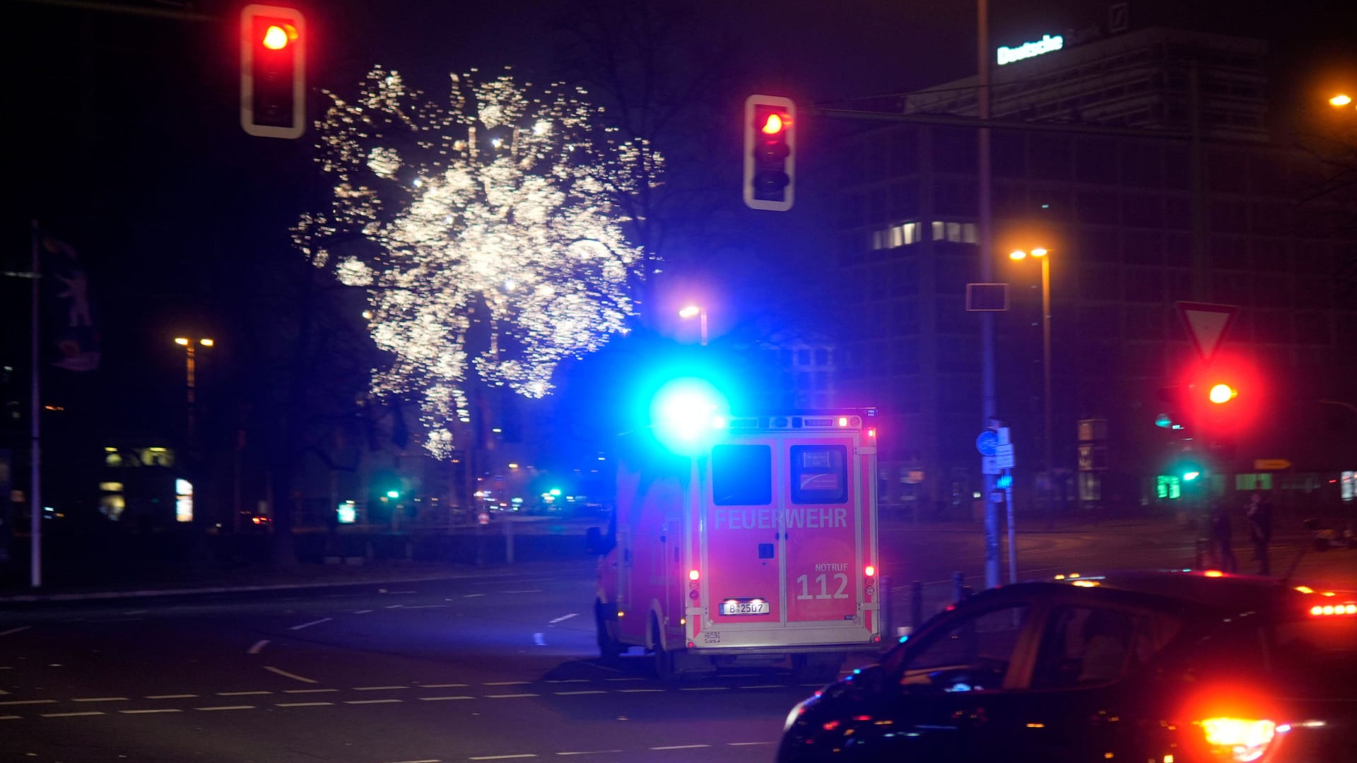 Rettungswagen am Ernst-Reuter-Platz: Nicht selten mussten Einsatzkräfte in der Hauptstadt in der Silvesternacht ausrücken.