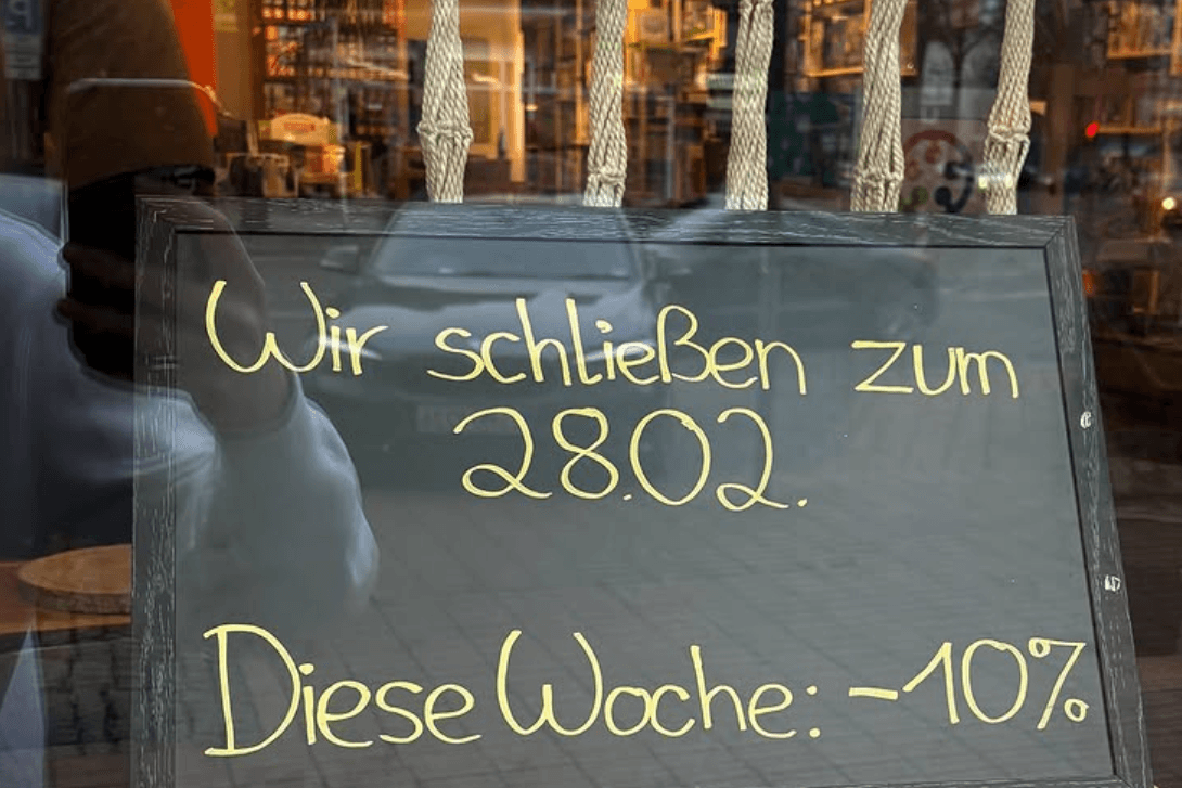 Mit diesem Schild werden Besucher der "Spielebasis Ruhr" aktuell auf die baldige Schließung hingewiesen: Das Geschäft hatte 2020 in Steele eröffnet.