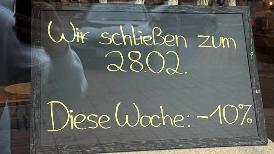 Mit diesem Schild werden Besucher der "Spielebasis Ruhr" aktuell auf die baldige Schließung hingewiesen: Das Geschäft hatte 2020 in Steele eröffnet.