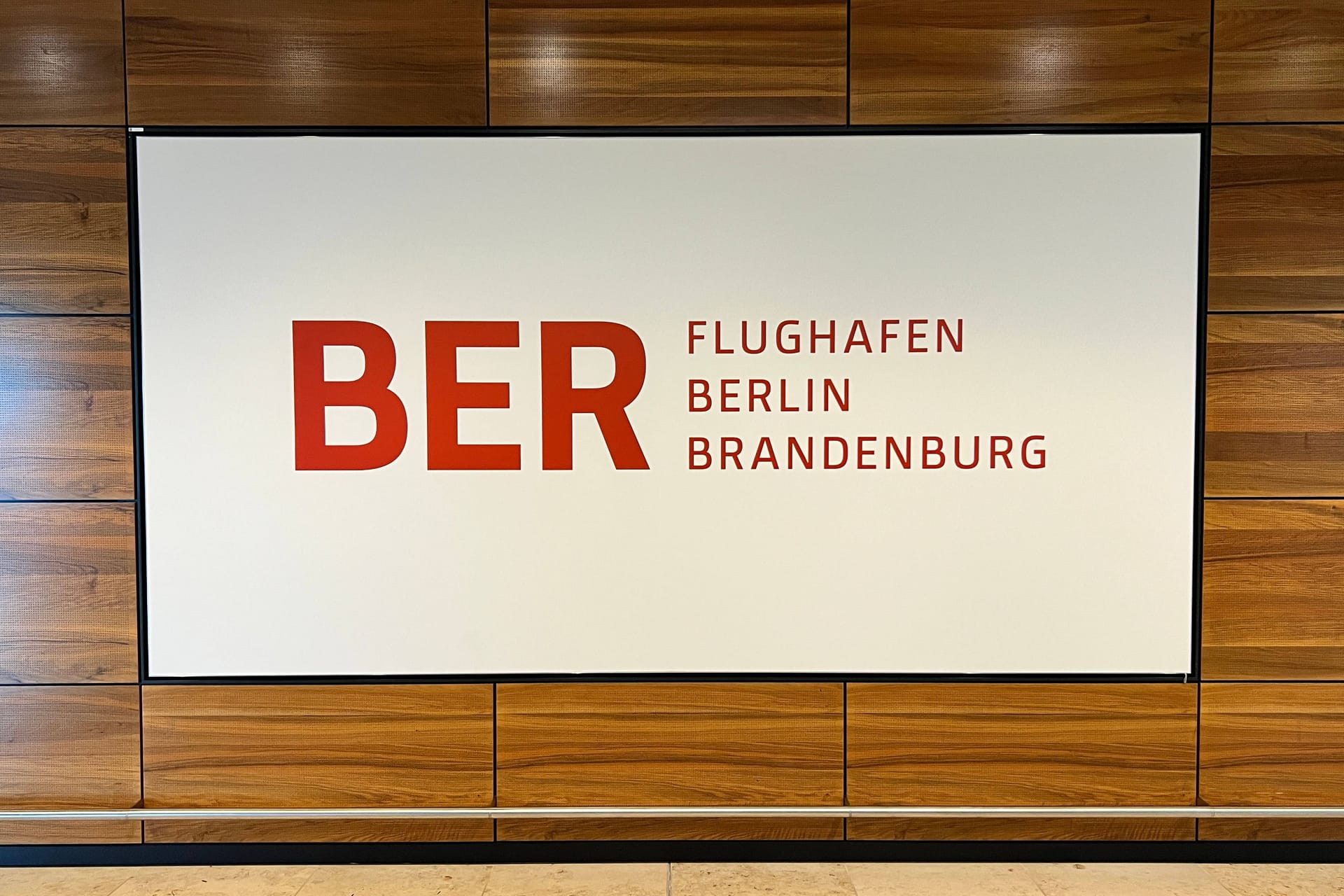 Schild BER Flughafen Berlin Brandenburg