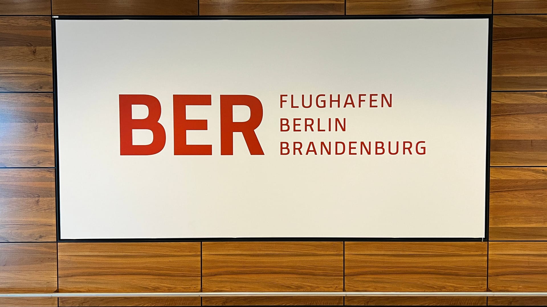 Schild BER Flughafen Berlin Brandenburg