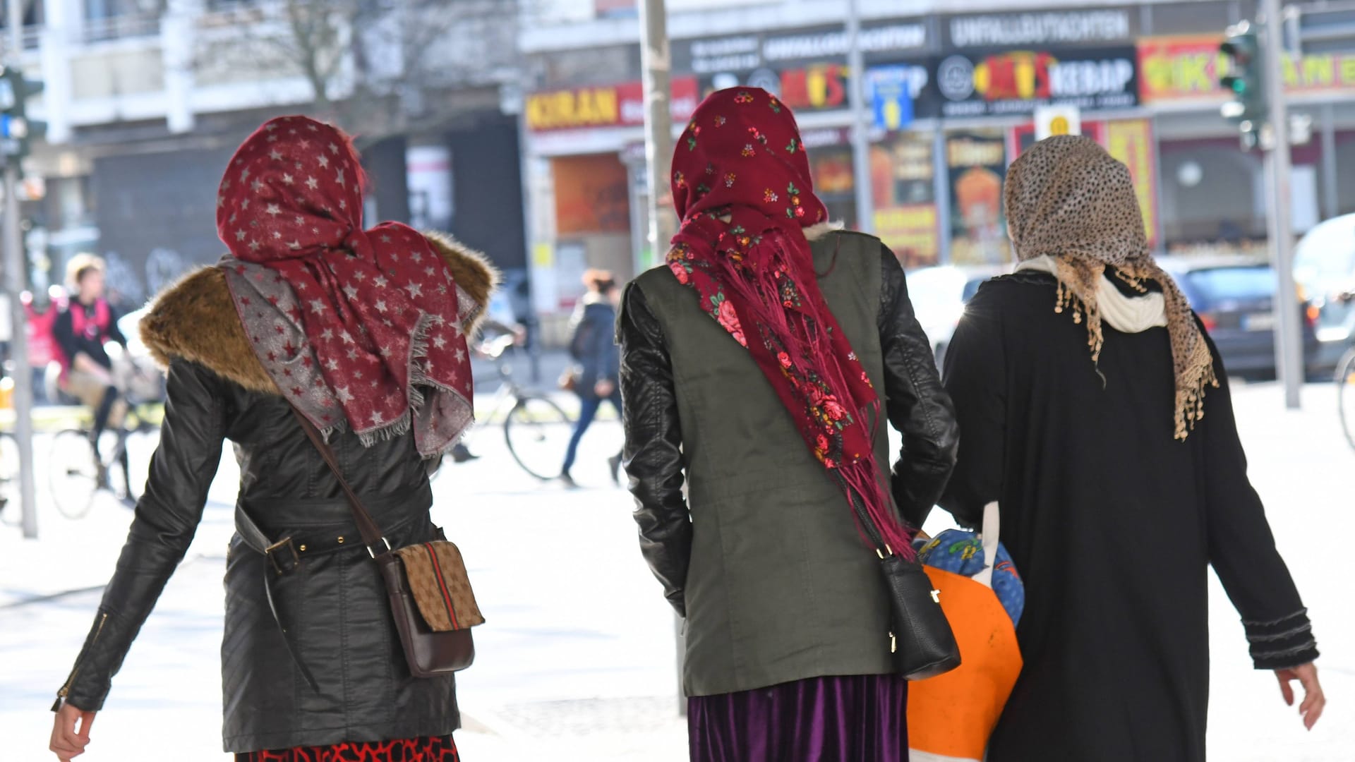 Muslimische Frauen in Berlin-Neukölln (Symbolbild): Bei Menschen mit Migrationshintergrund schneidet die AfD am schlechtesten ab.