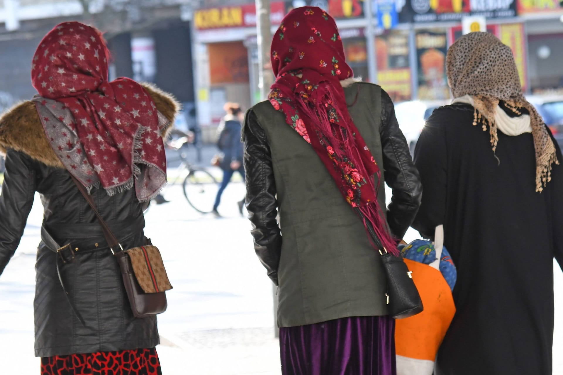 Muslimische Frauen in Berlin-Neukölln (Symbolbild): Bei Menschen mit Migrationshintergrund schneidet die AfD am schlechtesten ab.