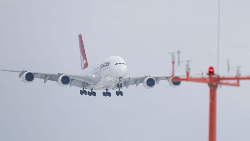 Airbus A380 der Qantas Airways im Landeanflug auf Dresden.