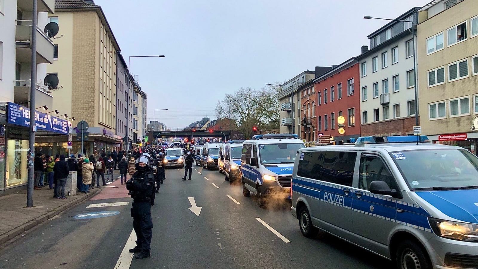 Der Neonazi-Aufmarsch wird von der Polizei eskortiert.