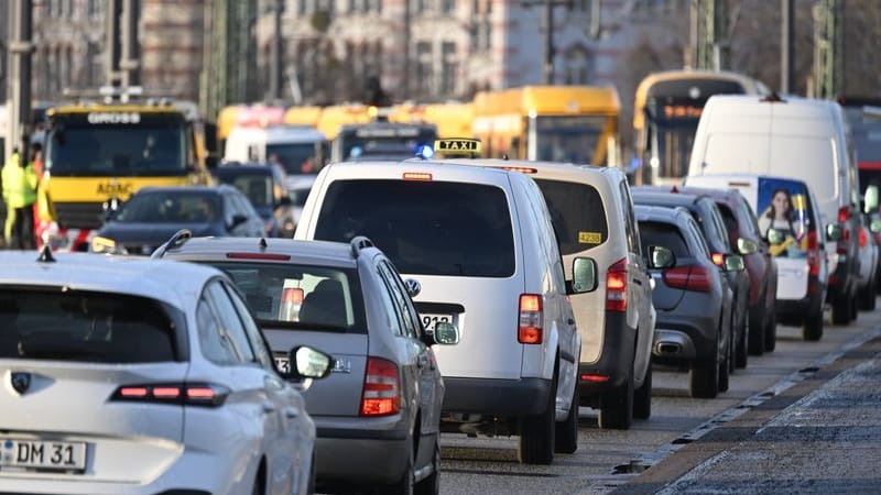 Autos stehen während einer Evakuierung in der Innenstadt auf der Marienbrücke im Stau.