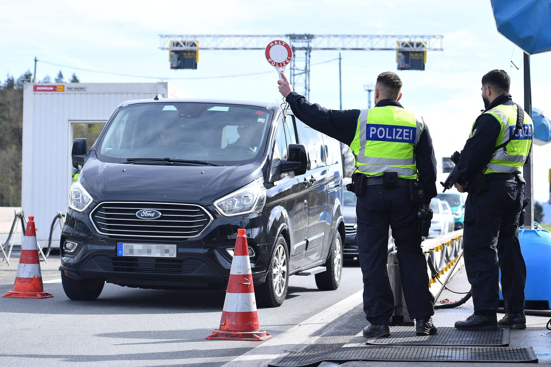 Bundespolizisten bei Grenzkontrolle: Die CDU will alle Grenzen abriegeln.