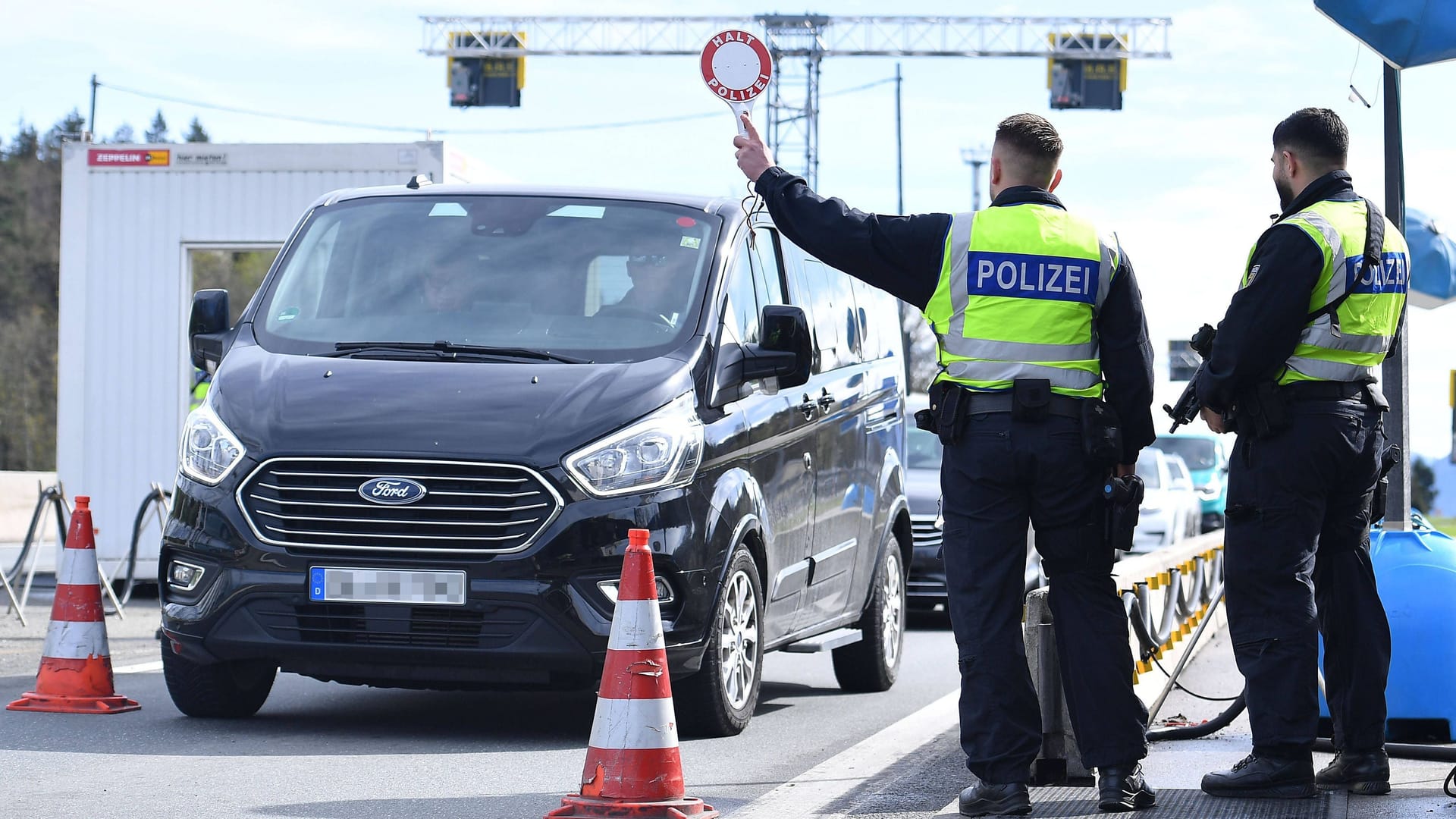 Bundespolizisten bei Grenzkontrolle: Die CDU will alle Grenzen abriegeln.