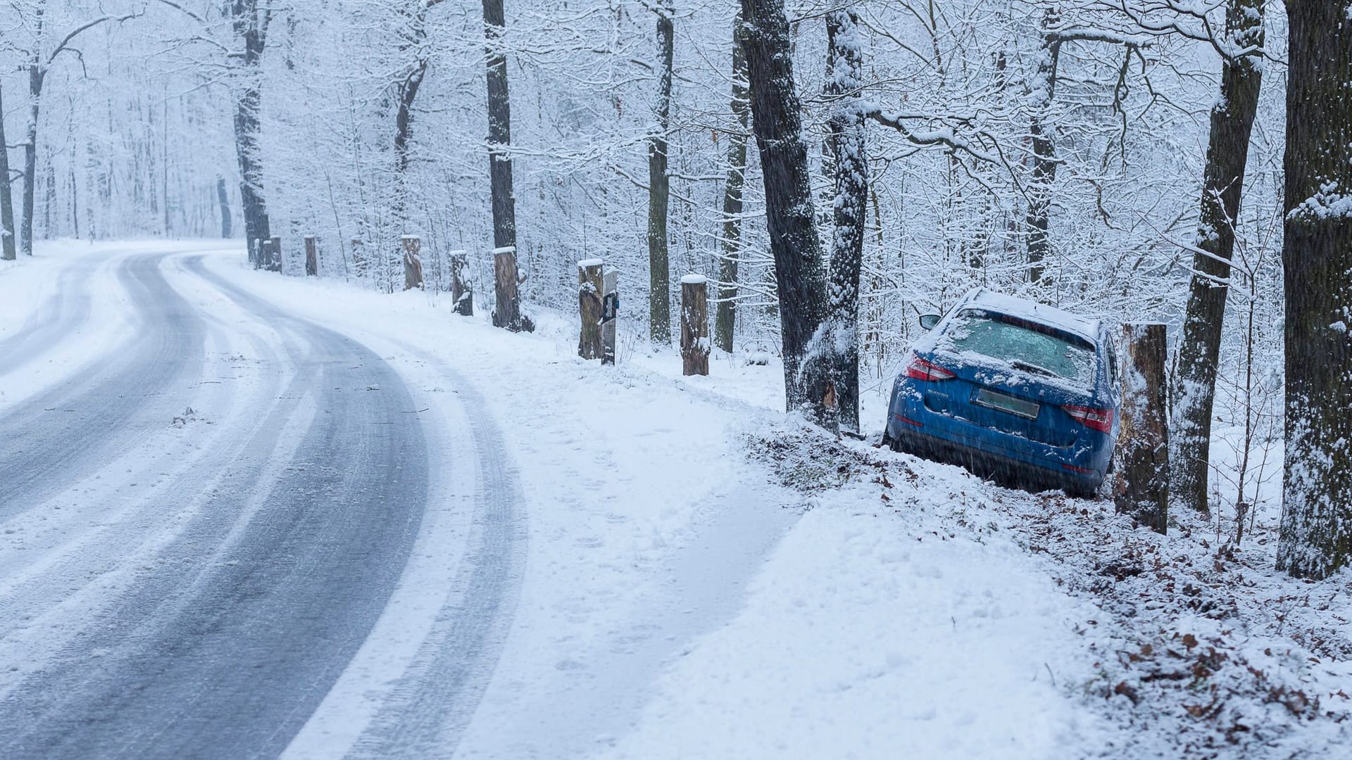 Kurvenfahrt im Winter: Trotz Winterreifen kann es zu heiklen Situationen kommen. Dann ist die richtige Reaktion gefragt.