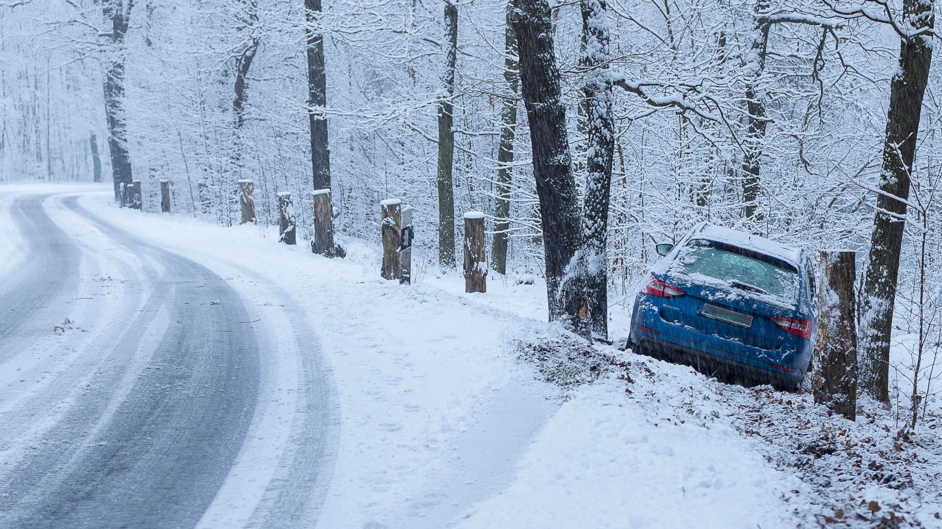 Kurvenfahrt im Winter: Trotz Winterreifen kann es zu heiklen Situationen kommen. Dann ist die richtige Reaktion gefragt.