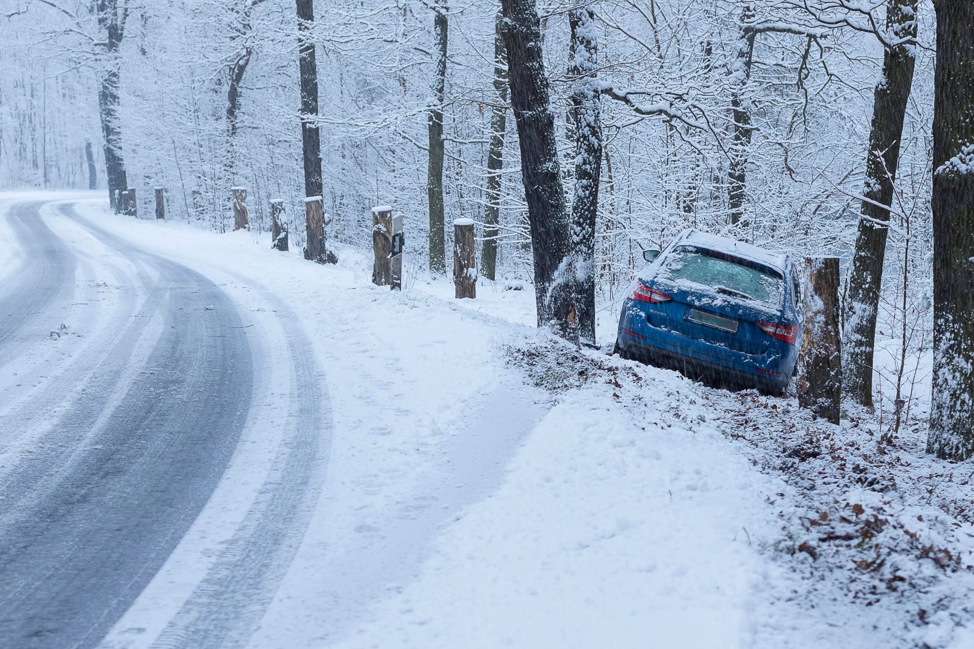 Kurvenfahrt im Winter: Trotz Winterreifen kann es zu heiklen Situationen kommen. Dann ist die richtige Reaktion gefragt.