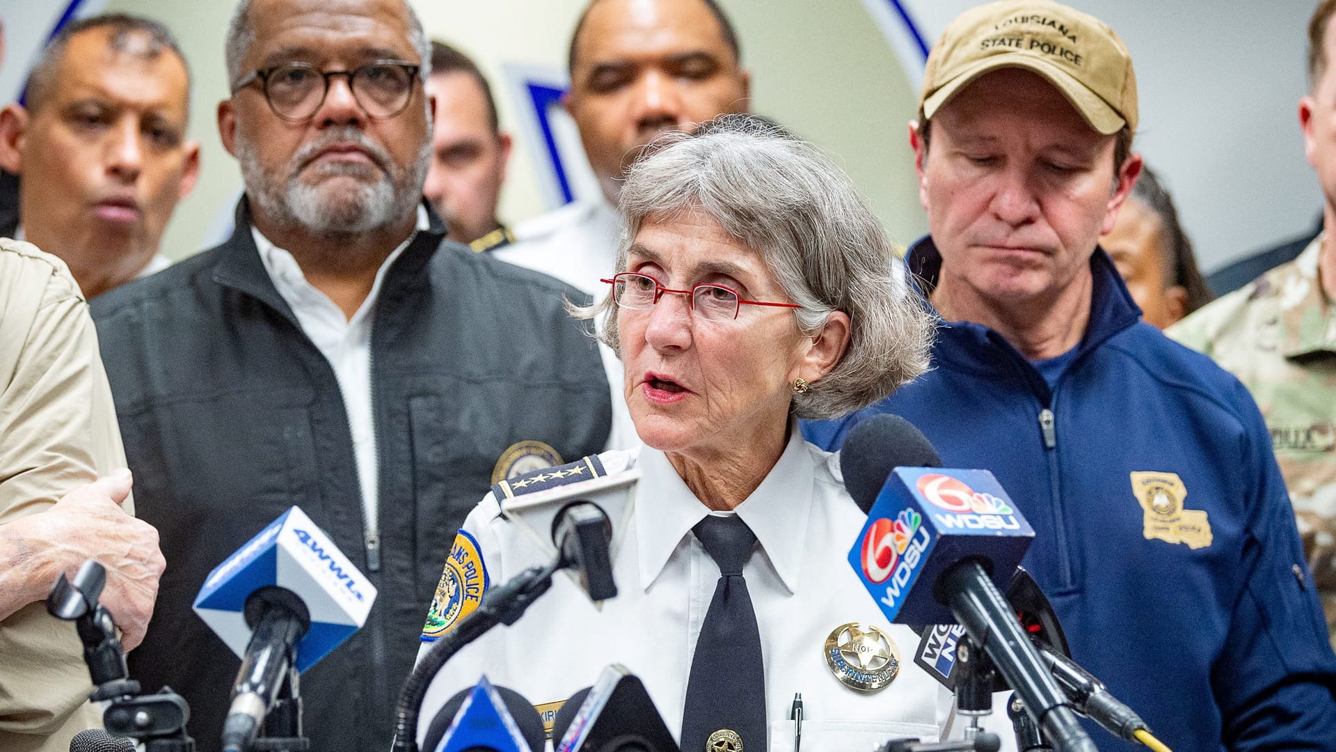 New Orleans Polizeipräsidentin Anne Kirkpatrick spricht vor Reportern.