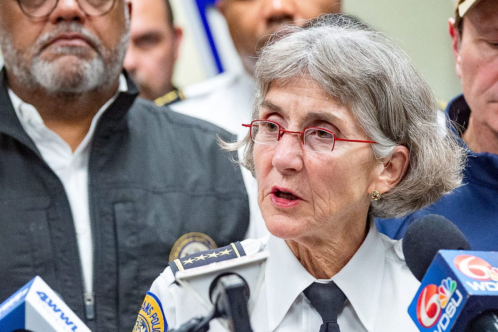 New Orleans Polizeipräsidentin Anne Kirkpatrick spricht vor Reportern.