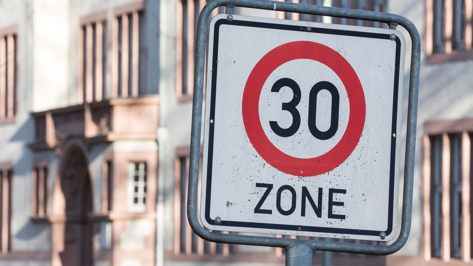 Ein Tempo 30-Schild (Archivbild): In einer Straße in Tempelhof-Schöneberg müssen Autofahrer langsamer fahren.