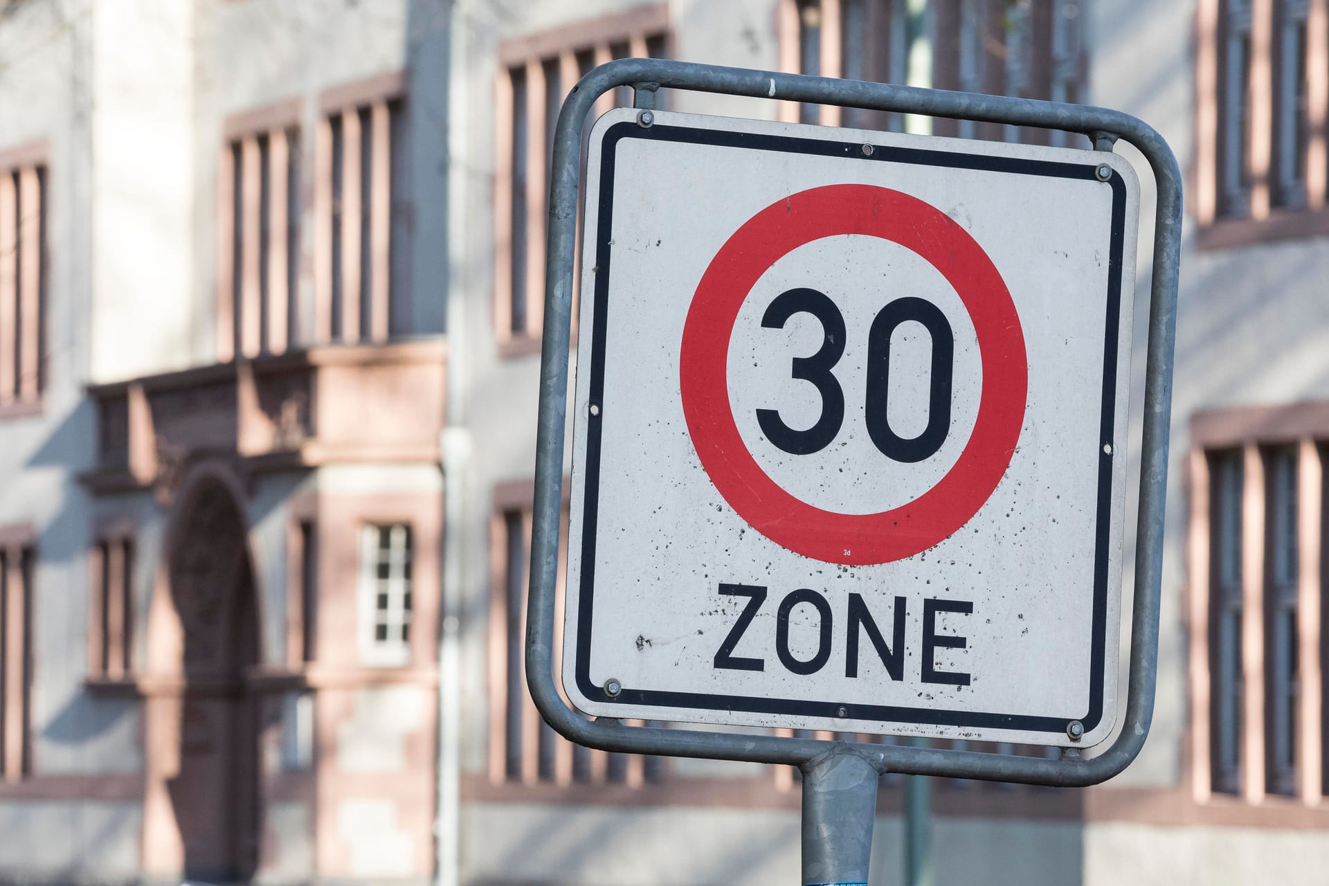 Ein Tempo 30-Schild (Archivbild): In einer Straße in Tempelhof-Schöneberg müssen Autofahrer langsamer fahren.