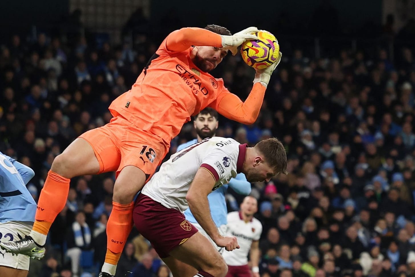 City-Keeper Stefan Ortega Moreno schnappt sich den Ball: Niclas Füllkrug (r.) hat das Nachsehen.