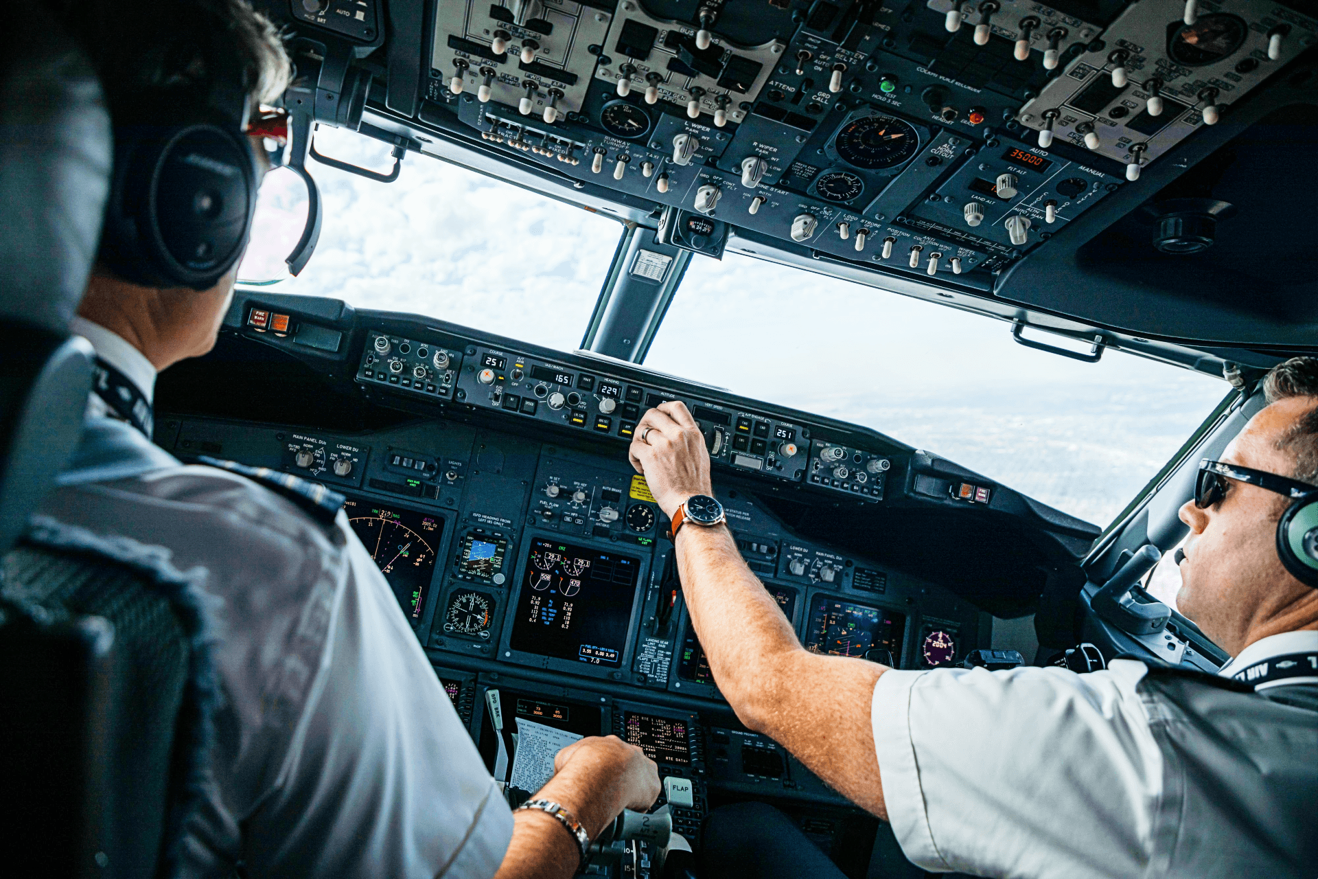 Piloten während eines Flugs in einem Cockpit. (Symbolfoto)