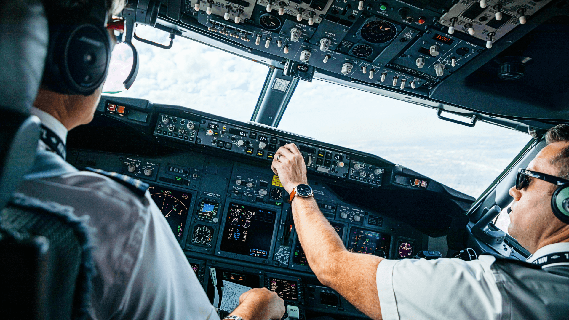 Piloten während eines Flugs in einem Cockpit. (Symbolfoto)