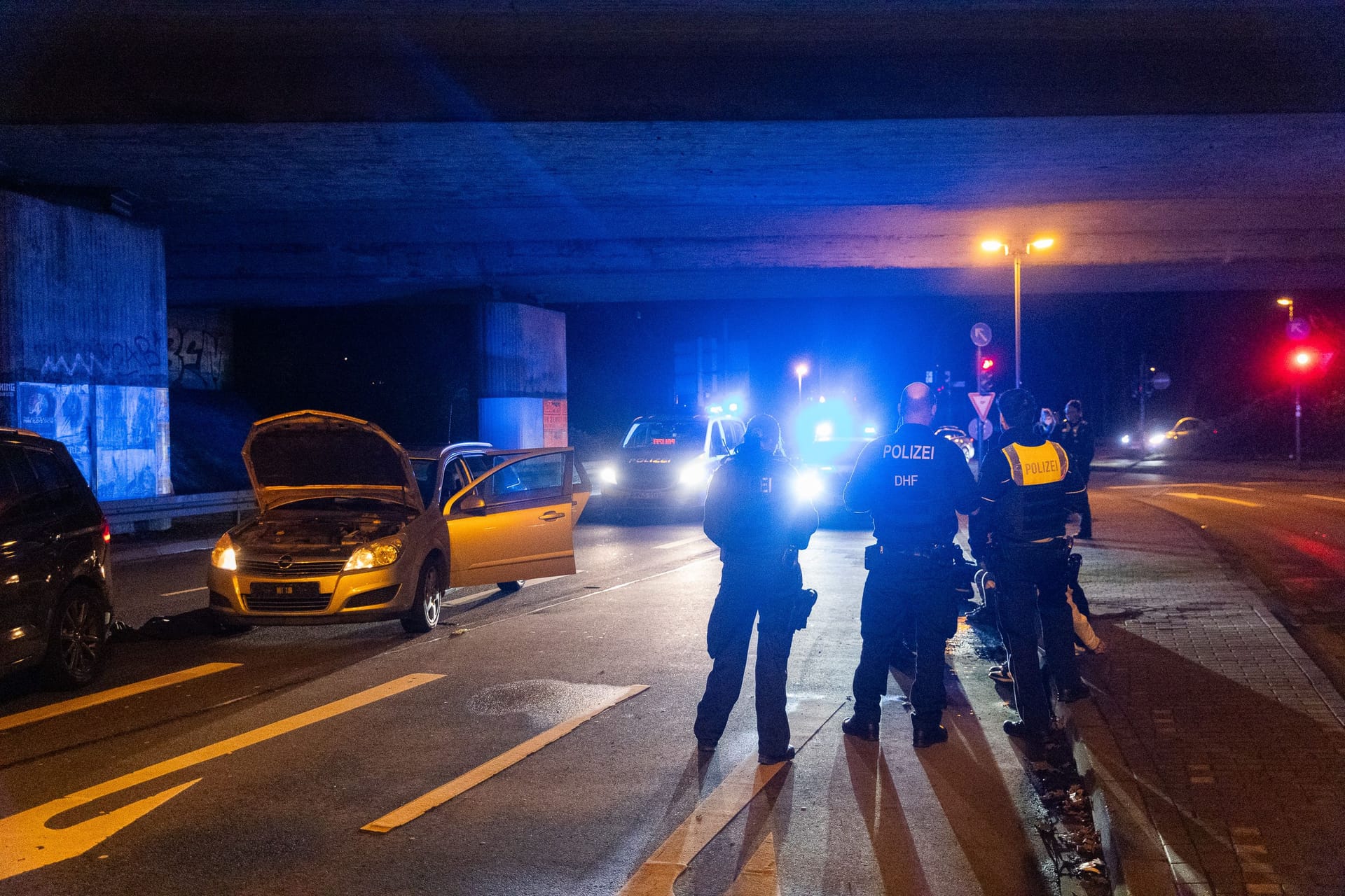 In Essen kam es am Montagabend zu einer wilden Verfolgungsjagd zwischen einem ausländischen Fahrzeug und der Polizei, die erst an der Grugahalle ihr Ende fand.