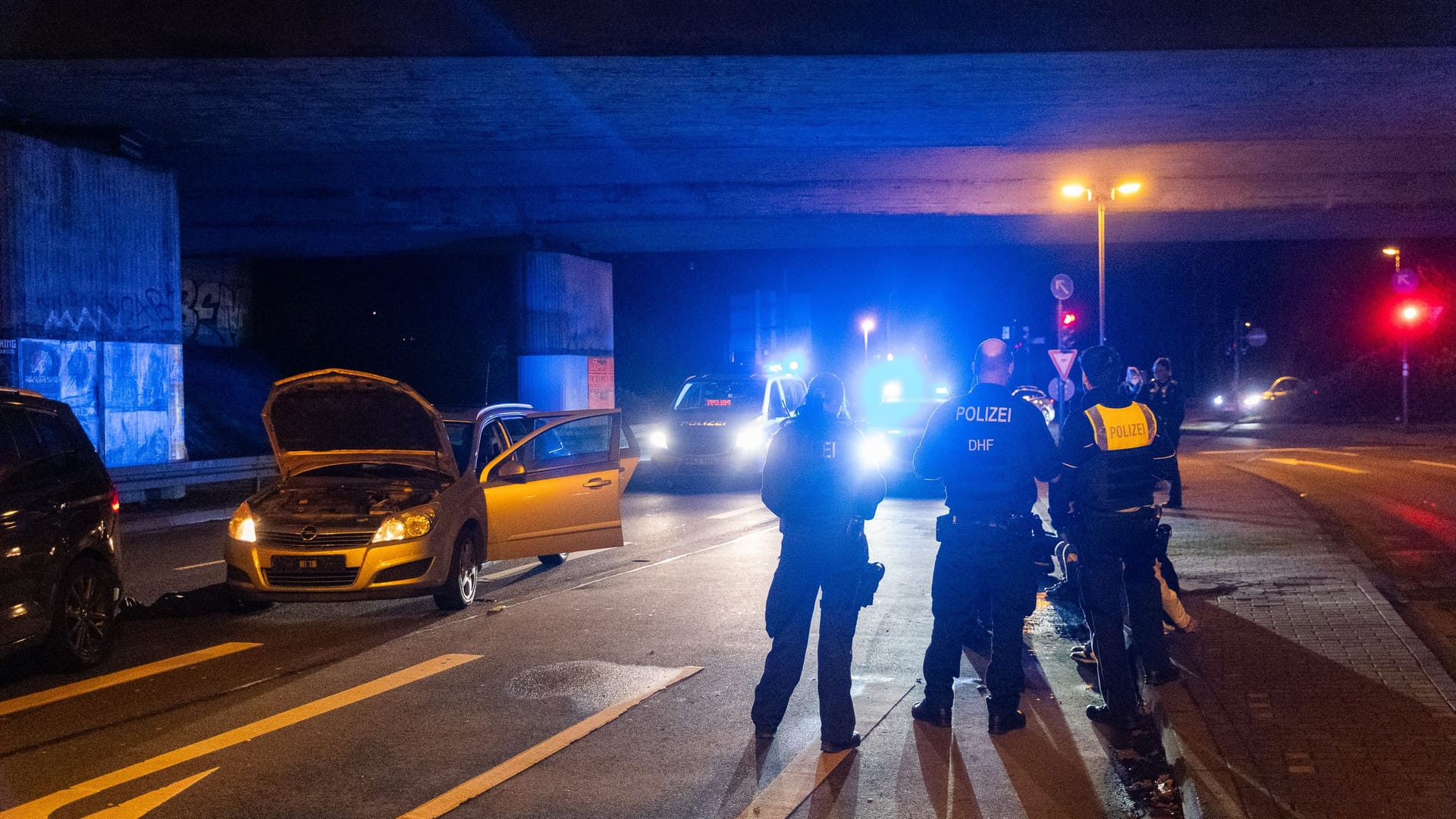 In Essen kam es am Montagabend zu einer wilden Verfolgungsjagd zwischen einem ausländischen Fahrzeug und der Polizei, die erst an der Grugahalle ihr Ende fand.