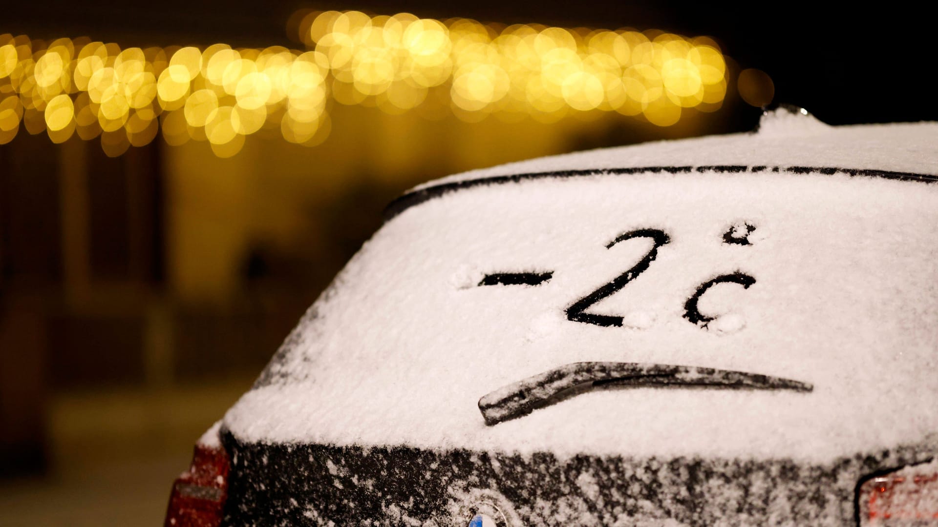 Eingeschneite Autos (Symbolbild): Der Winter bringt kaltes Wetter und Schnee nach NRW und Köln.