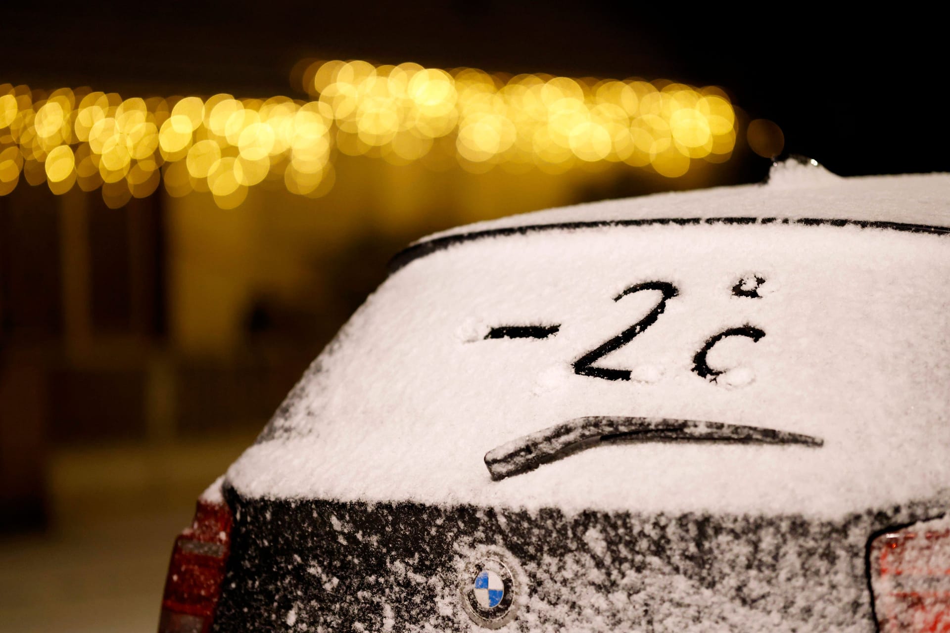 Eingeschneite Autos (Symbolbild): Der Winter bringt kaltes Wetter und Schnee nach NRW und Köln.