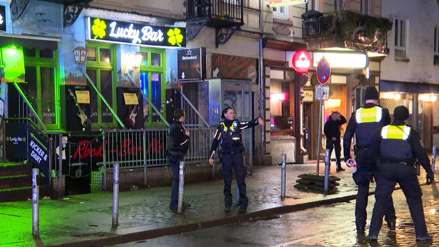 Um 3.26 Uhr ist die Polizei und der Rettungsdienst in den Hamburger Berg gerufen worden.