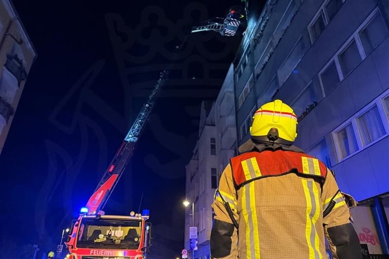 Feuerwehr in Neukölln im Einsatz: Eine Person kam nach dem Brand in ein Krankenhaus.