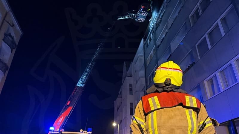 Feuerwehr in Neukölln im Einsatz: Eine Person kam nach dem Brand in ein Krankenhaus.