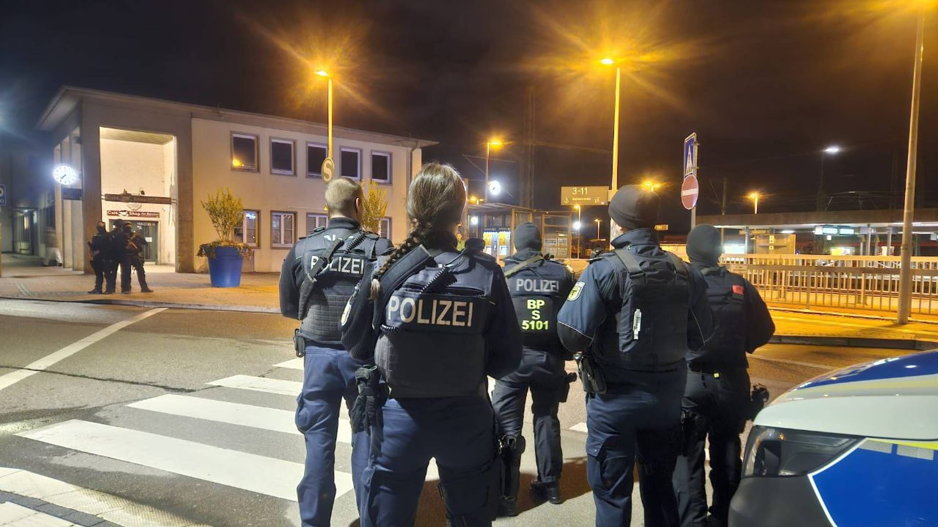 Die Polizei vor dem Tatort in Bad Friedrichshall: Hier wurden zwei Menschen erschossen.