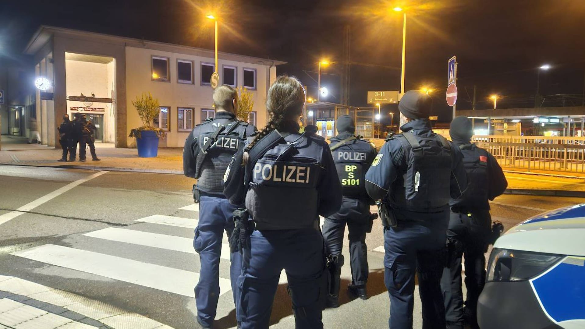 Die Polizei vor dem Tatort in Bad Friedrichshall: Hier wurden zwei Menschen erschossen.