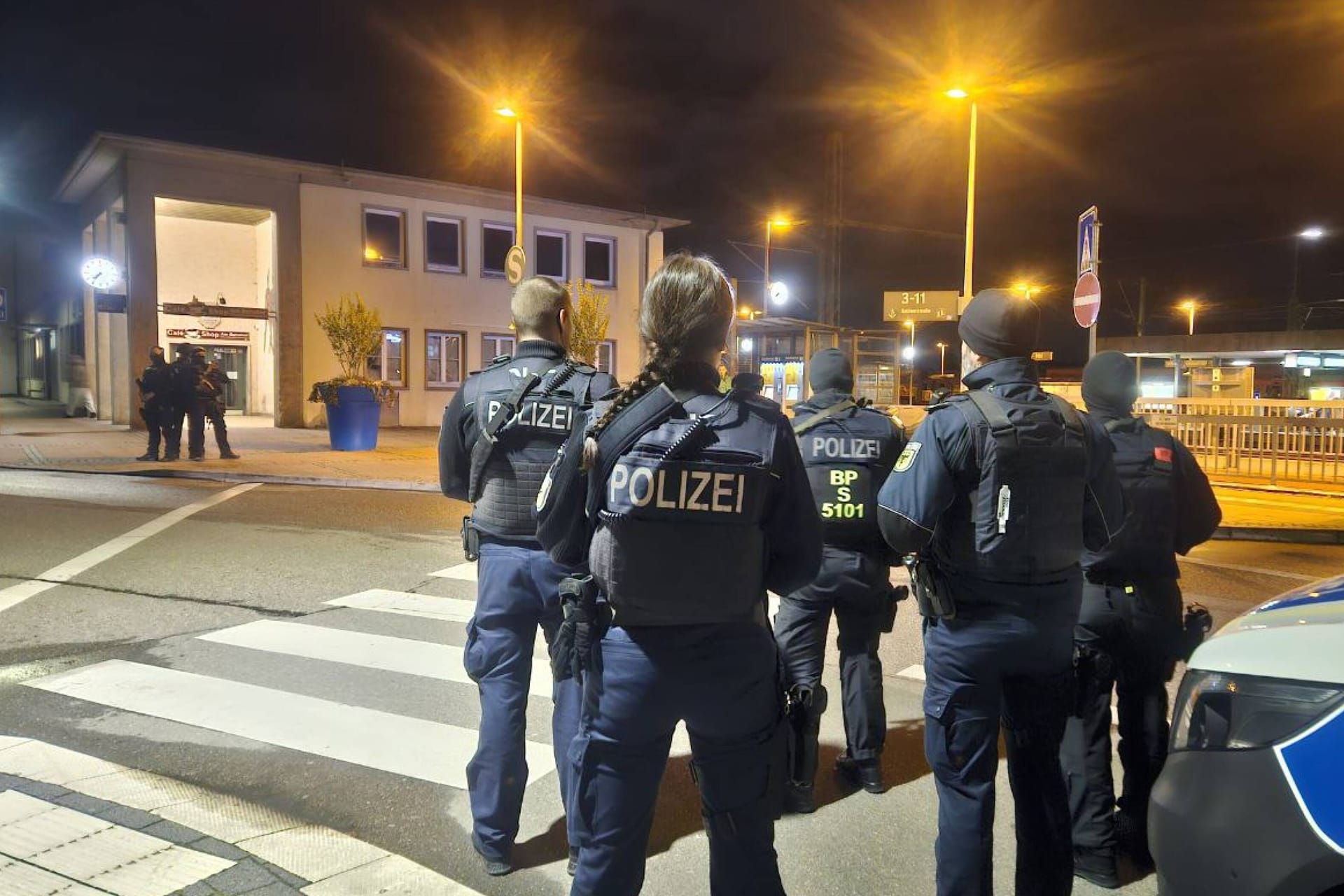 Die Polizei vor dem Tatort in Bad Friedrichshall: Hier wurden zwei Menschen erschossen.