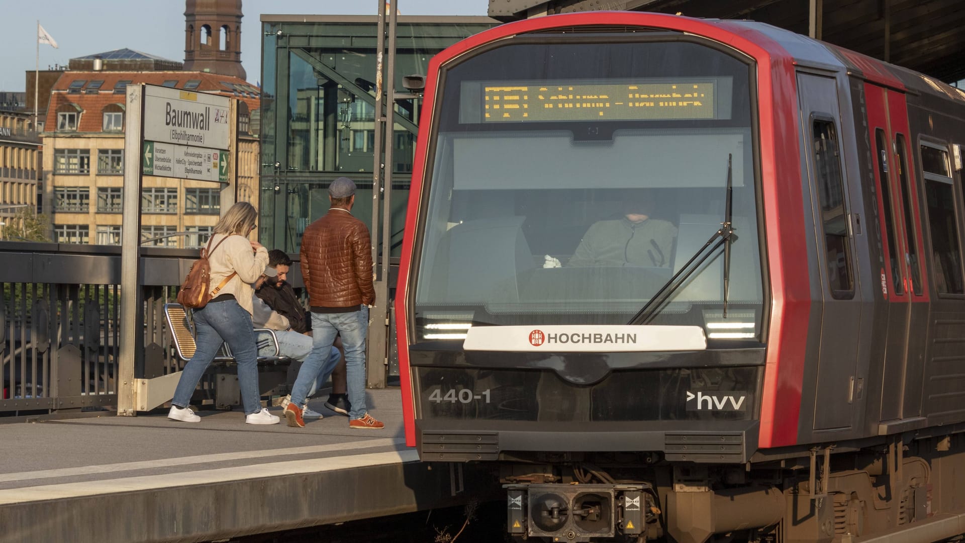 Eine U3 hält am Baumwall (Archivbild): Mitarbeiter der Verkehrsunternehmen in Hamburg werden täglich Opfer von Attacken.