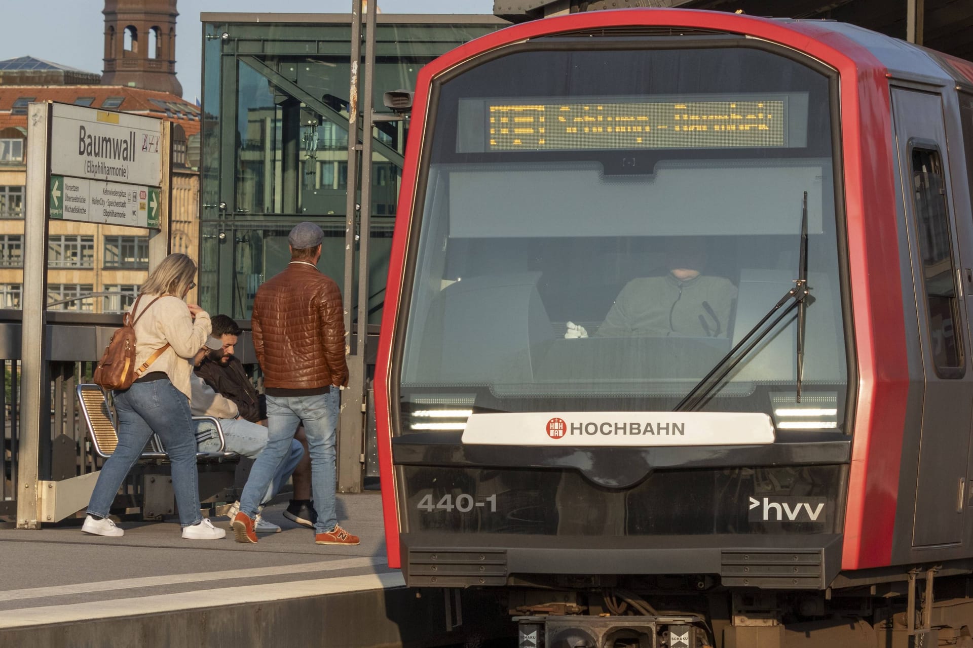 Eine U3 hält am Baumwall (Archivbild): Mitarbeiter der Verkehrsunternehmen in Hamburg werden täglich Opfer von Attacken.