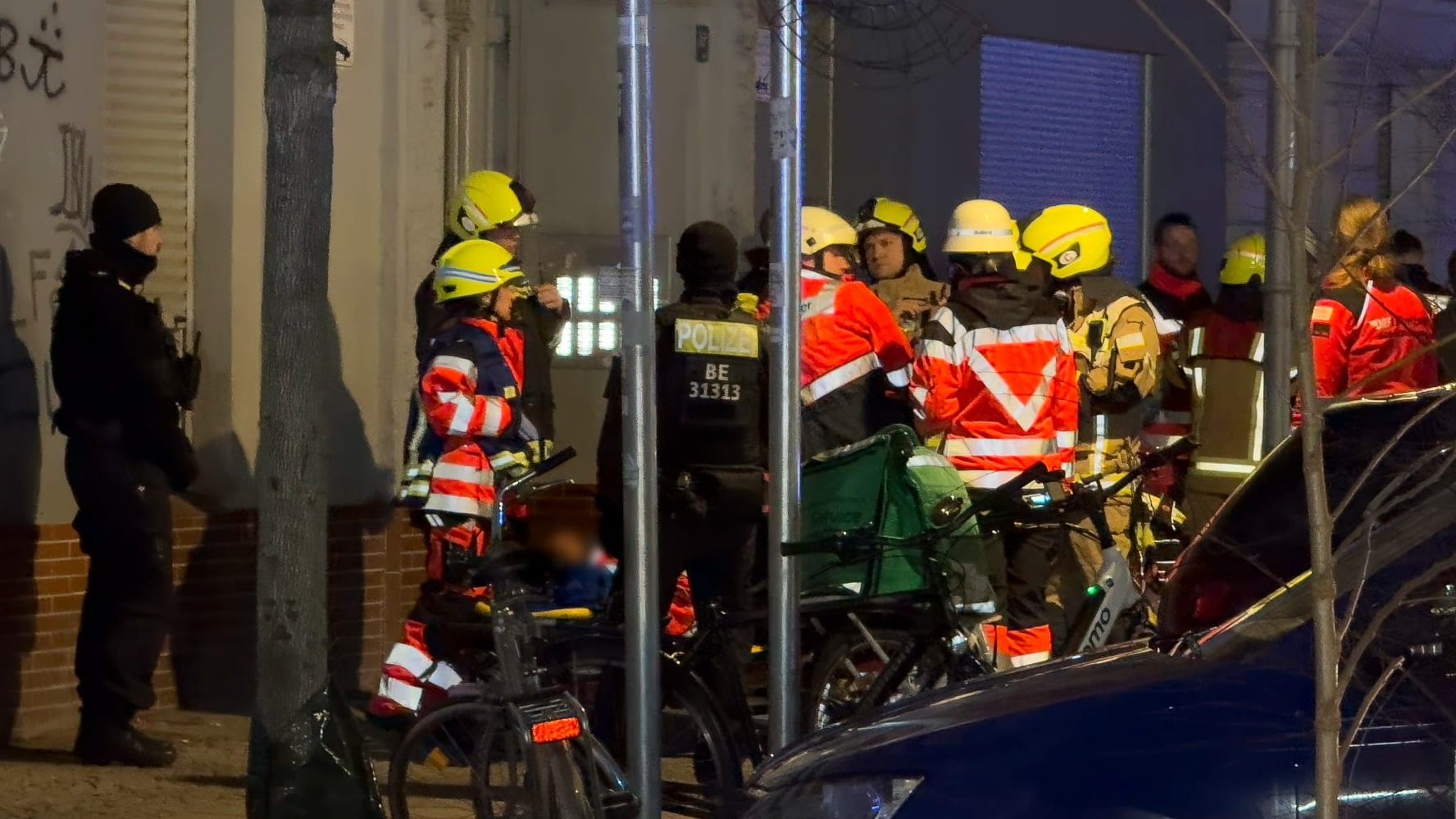 Rettungskräfte und Polizisten beim Einsatz: Die Schwerverletzten wurden in eine Klinik gebracht.