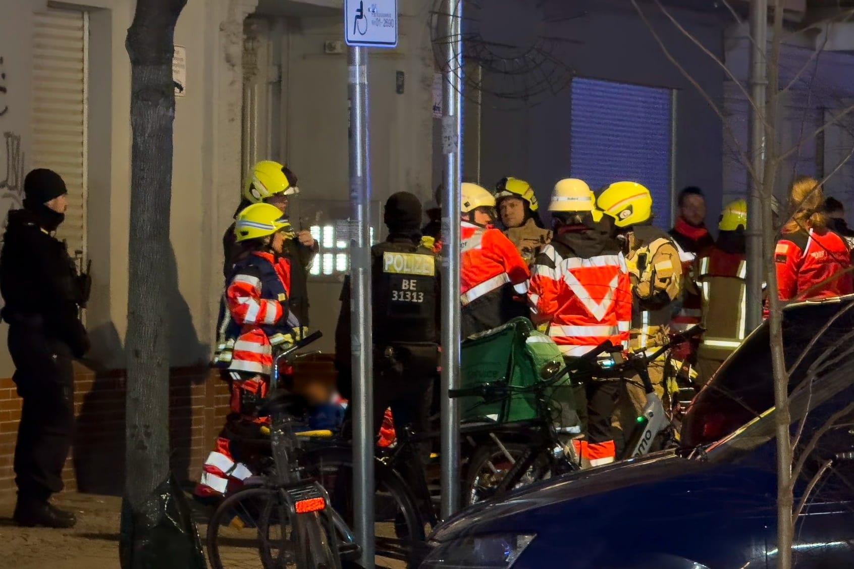 Rettungskräfte und Polizisten beim Einsatz: Die Schwerverletzten wurden in eine Klinik gebracht.