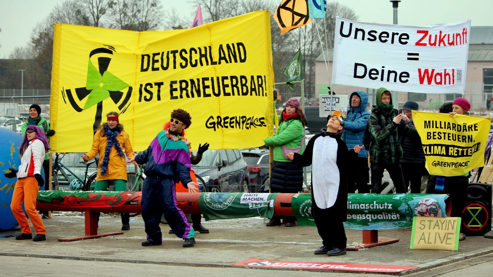 Die Organisation Greenpeace hat sich vor der Motorworld eingefunden.