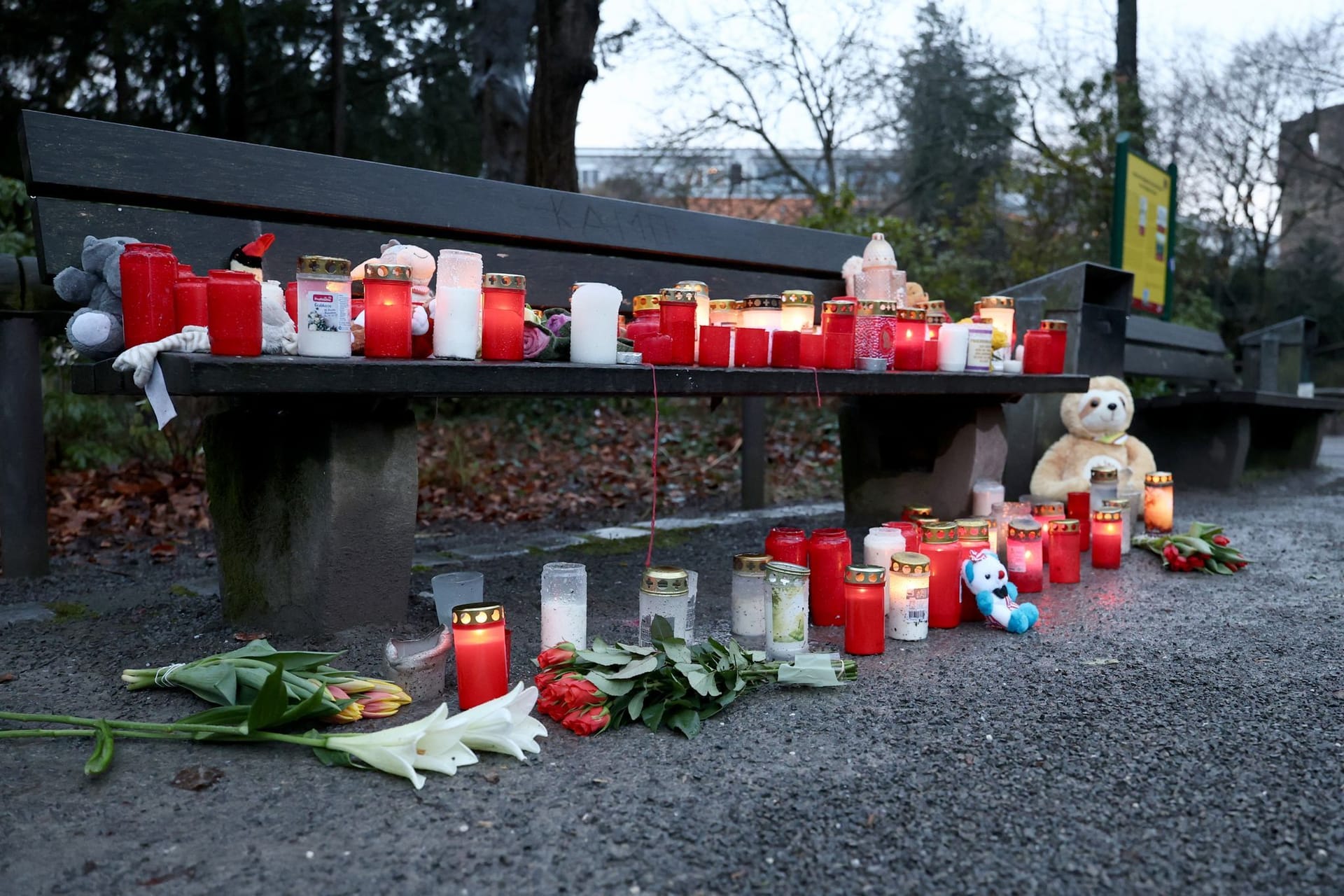 Trauerkerzen, Blumen und Kuscheltiere liegen nach dem tödlichen Angriff in Park Schöntal.