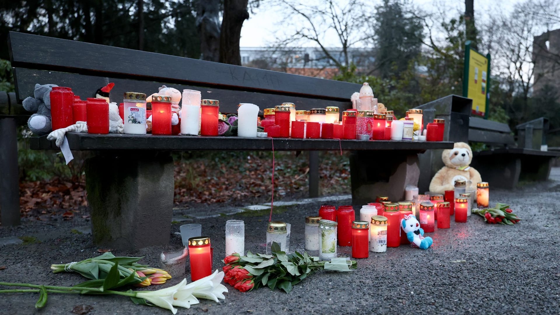 Trauerkerzen, Blumen und Kuscheltiere liegen nach dem tödlichen Angriff in Park Schöntal.