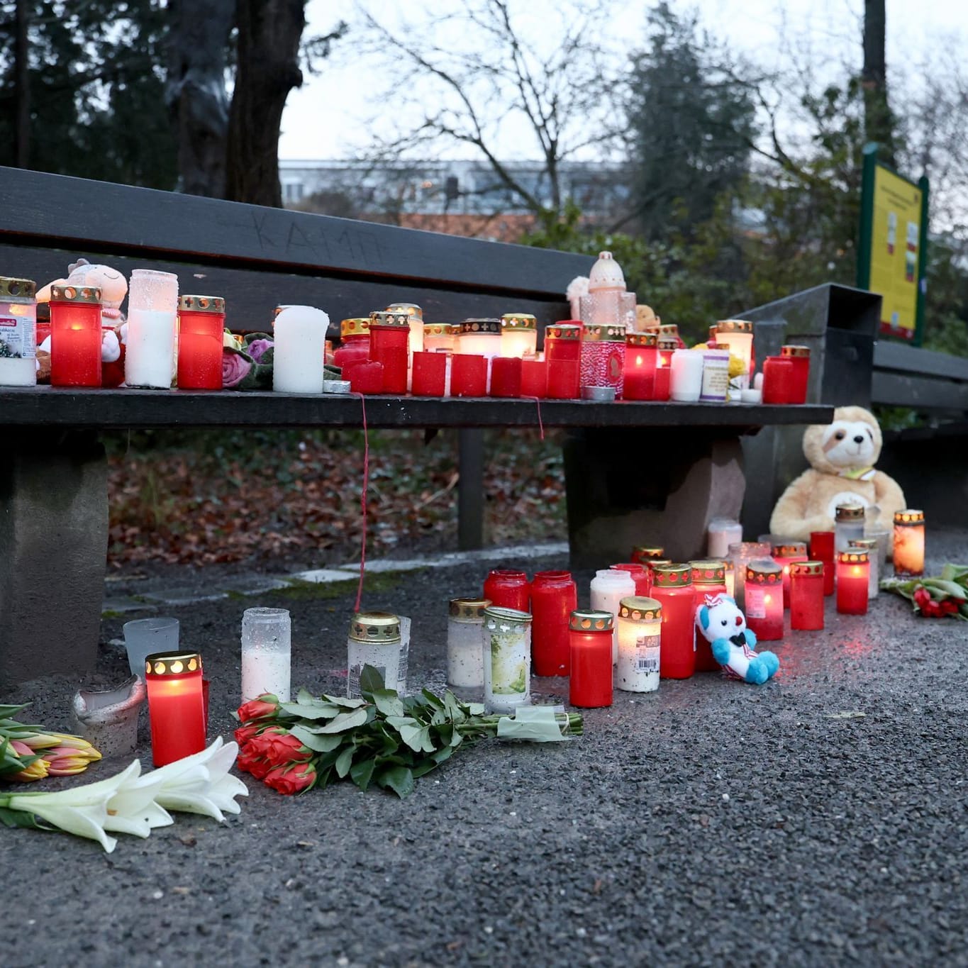 Trauerkerzen, Blumen und Kuscheltiere liegen nach dem tödlichen Angriff in Park Schöntal.