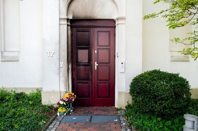 Blumen und Kerzen stehen vor der Synagoge im Stadtzentrum in Oldenburg (Archivfoto): Die Tat löste Entsetzen aus.