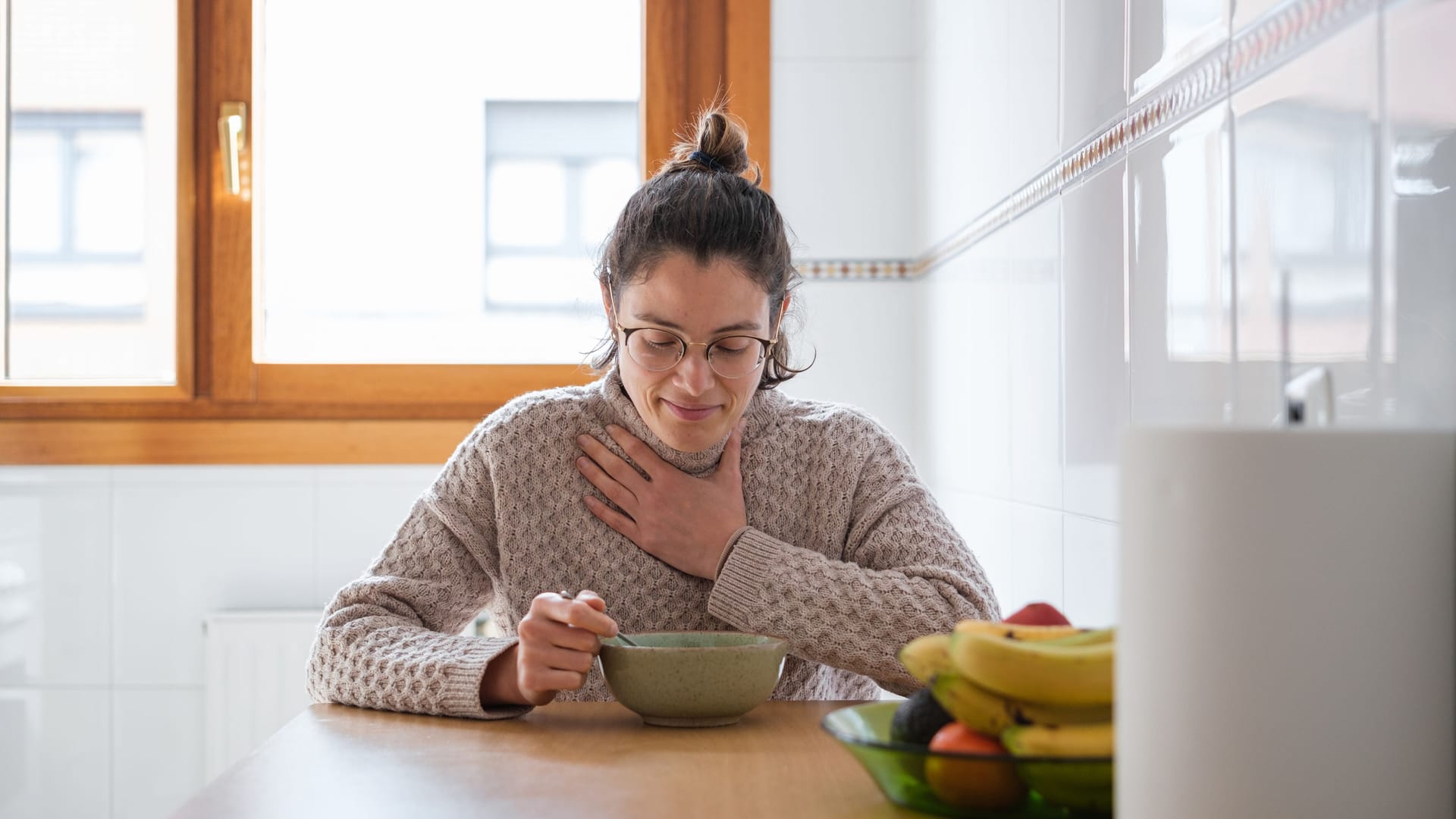 Frau beim Essen hat Schluckprobleme: Achalasie zählt zu den seltenen Erkrankungen.