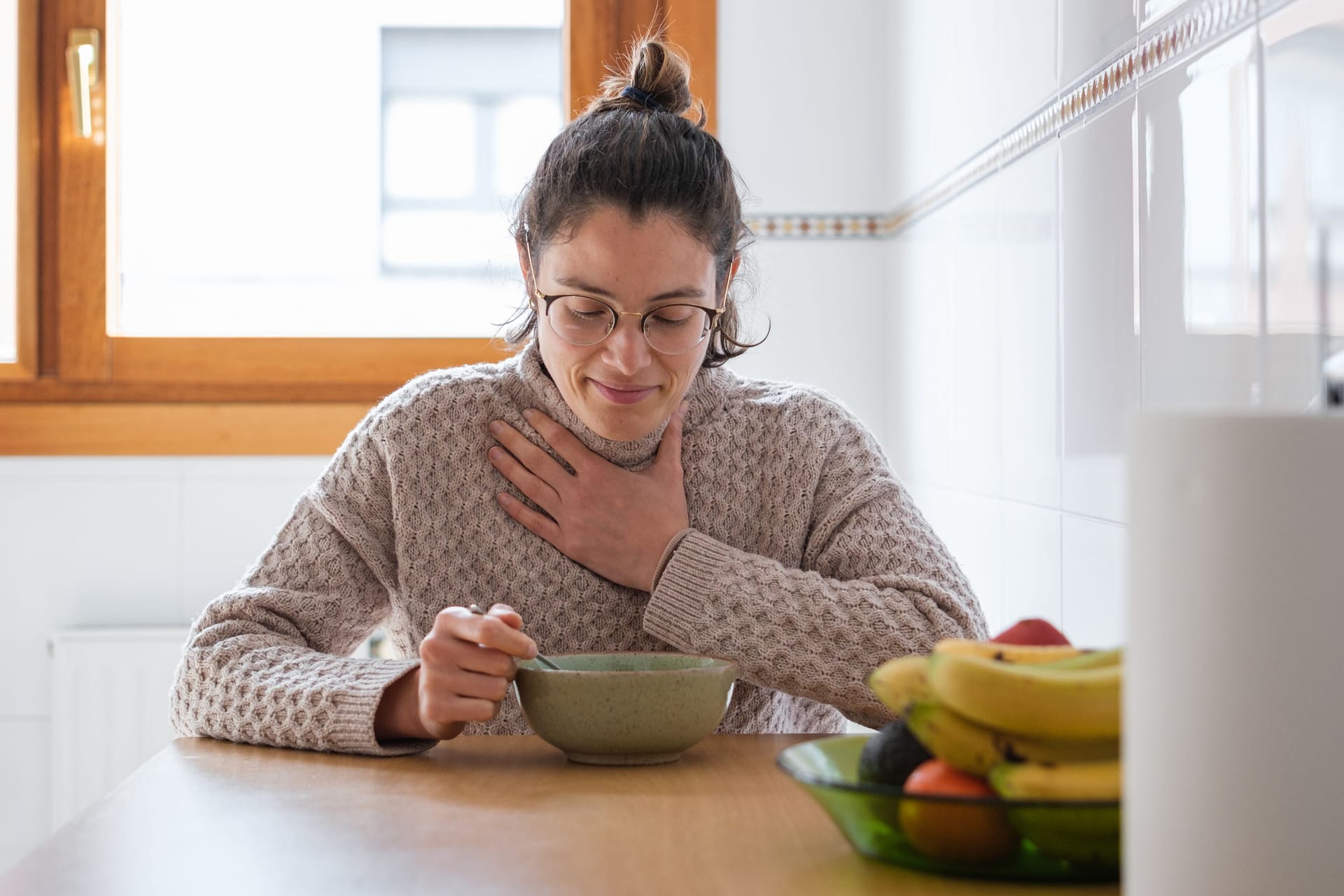 Frau beim Essen hat Schluckprobleme: Achalasie zählt zu den seltenen Erkrankungen.