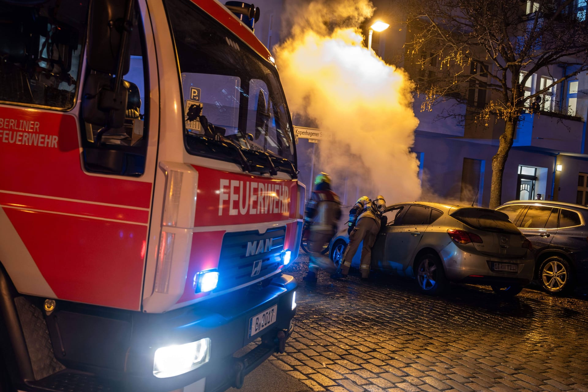 Berliner Feuerwehr im Einsatz (Symbolbild): In Berlin brannten mehrere Autos und Krafträder.