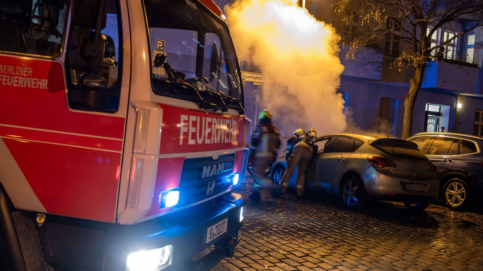 Berliner Feuerwehr im Einsatz (Symbolbild): In Berlin brannten mehrere Autos und Krafträder.