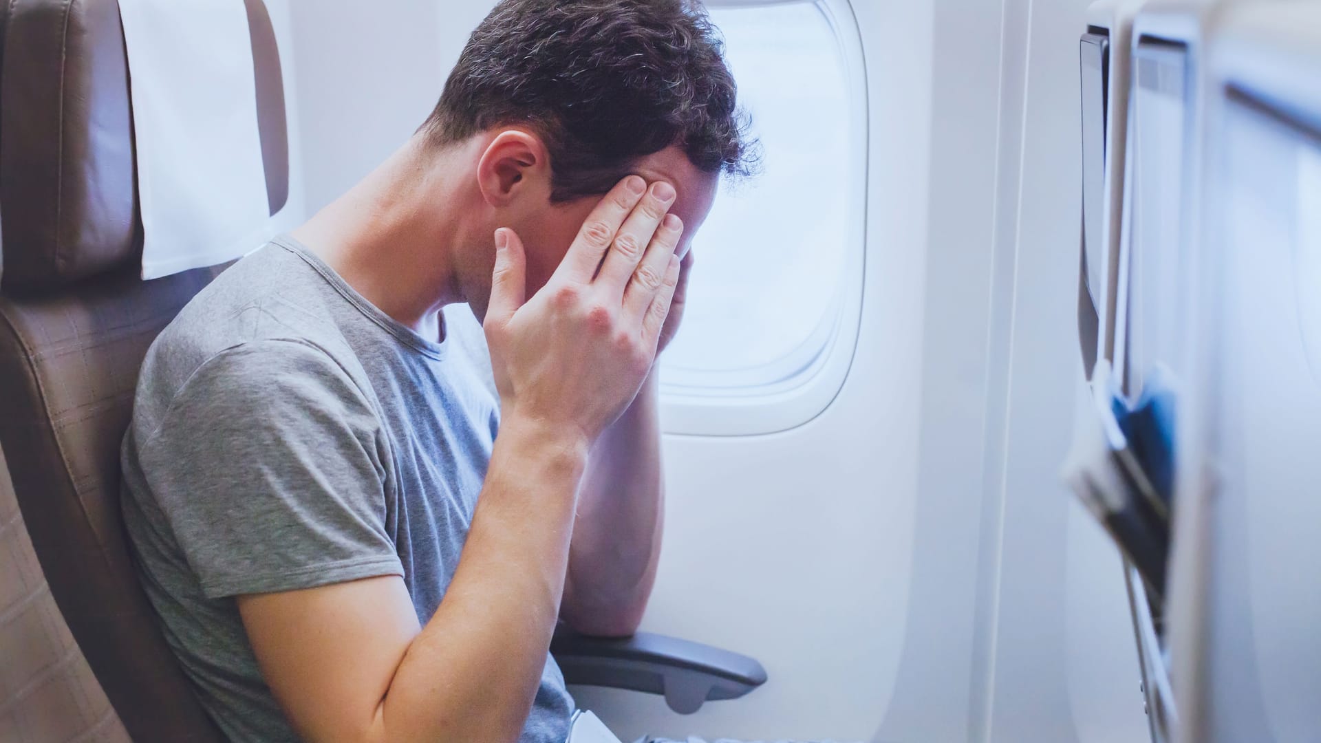 Schlimmer Moment im Flieger: Turbulenzen können Passagieren mit und ohne Flugangst ordentlich zusetzen.