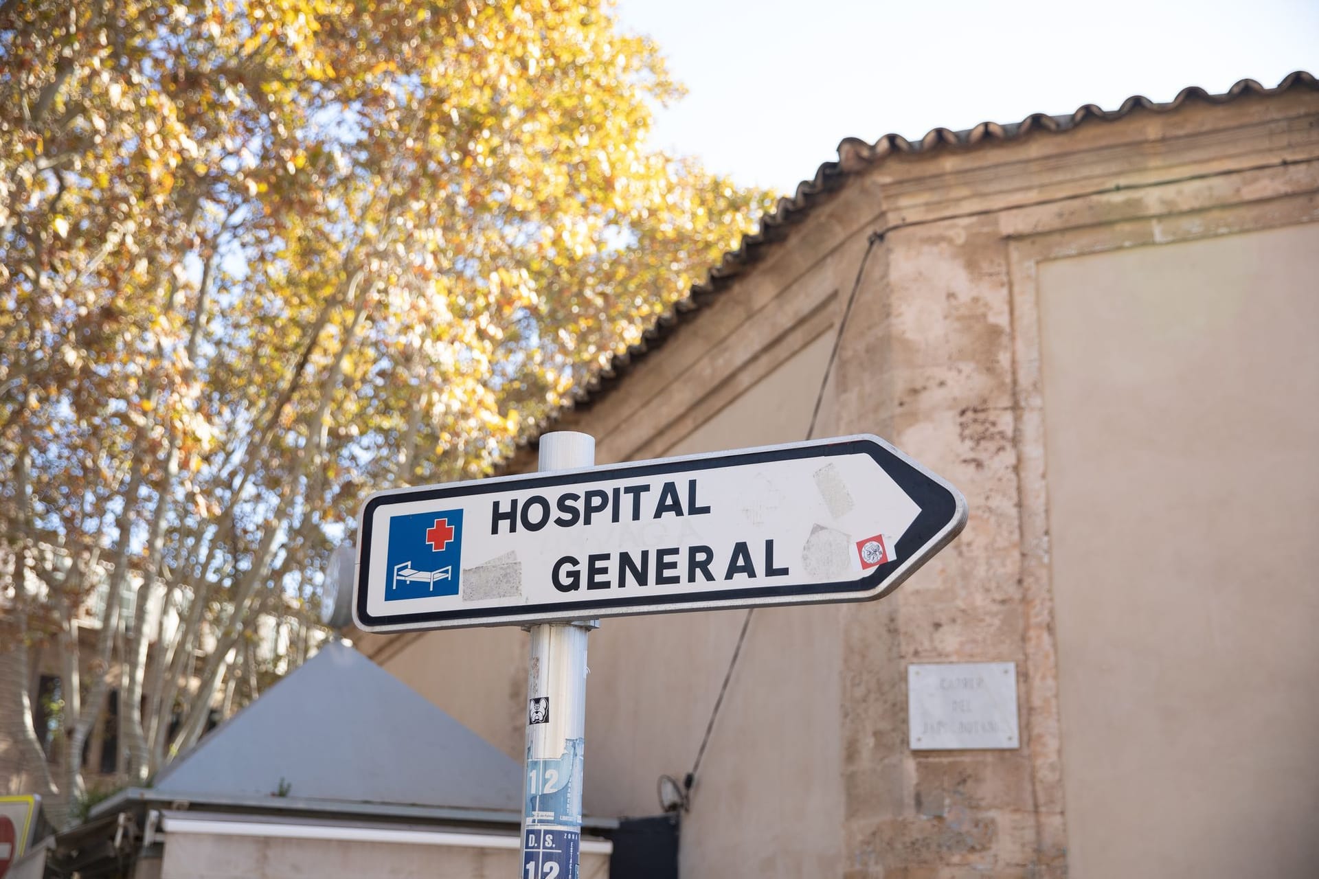 Ein Krankenhausschild in Spanien